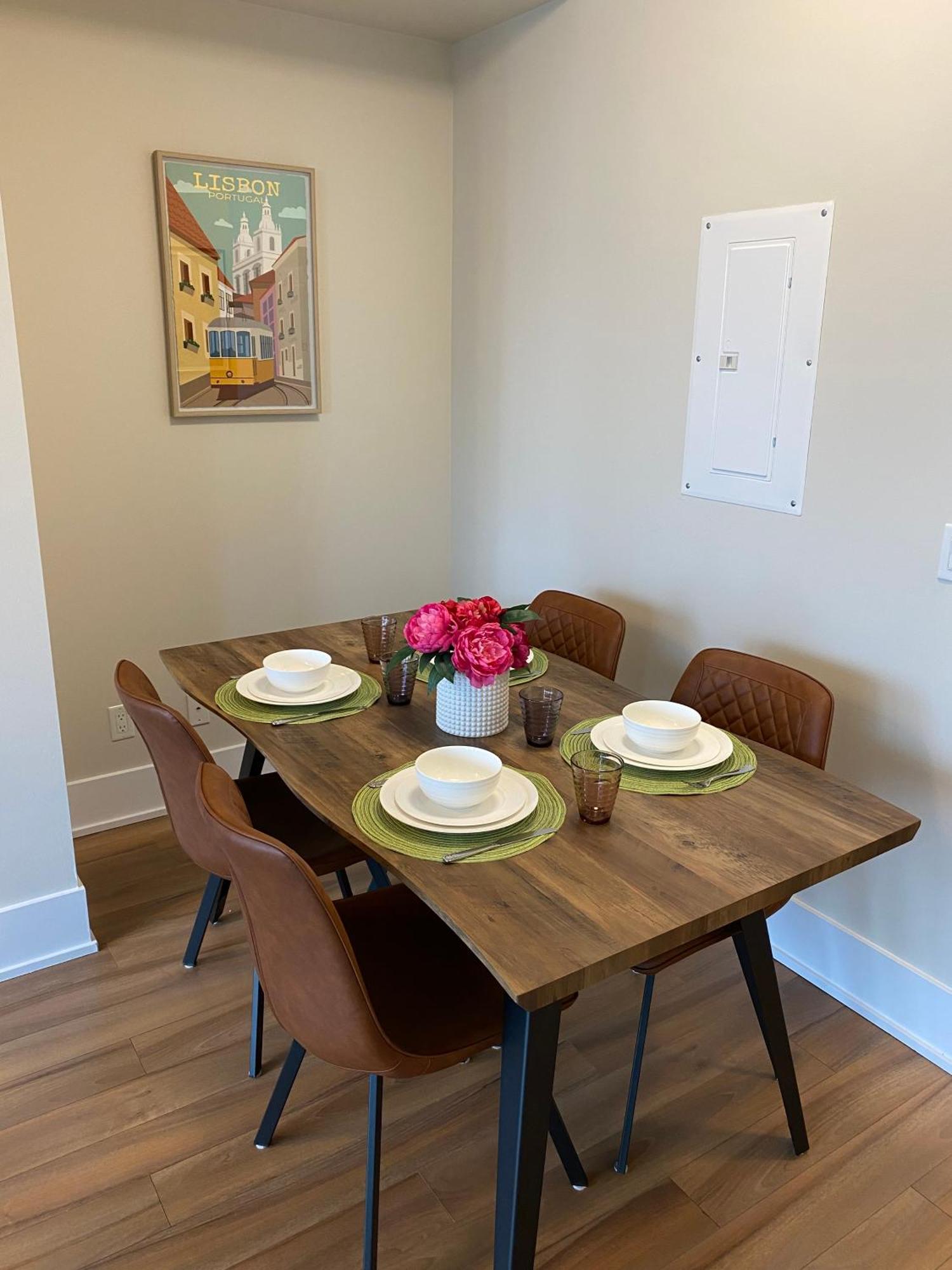 Central Toronto Suite - Free Parking, City Views, Near Cn Tower المظهر الخارجي الصورة