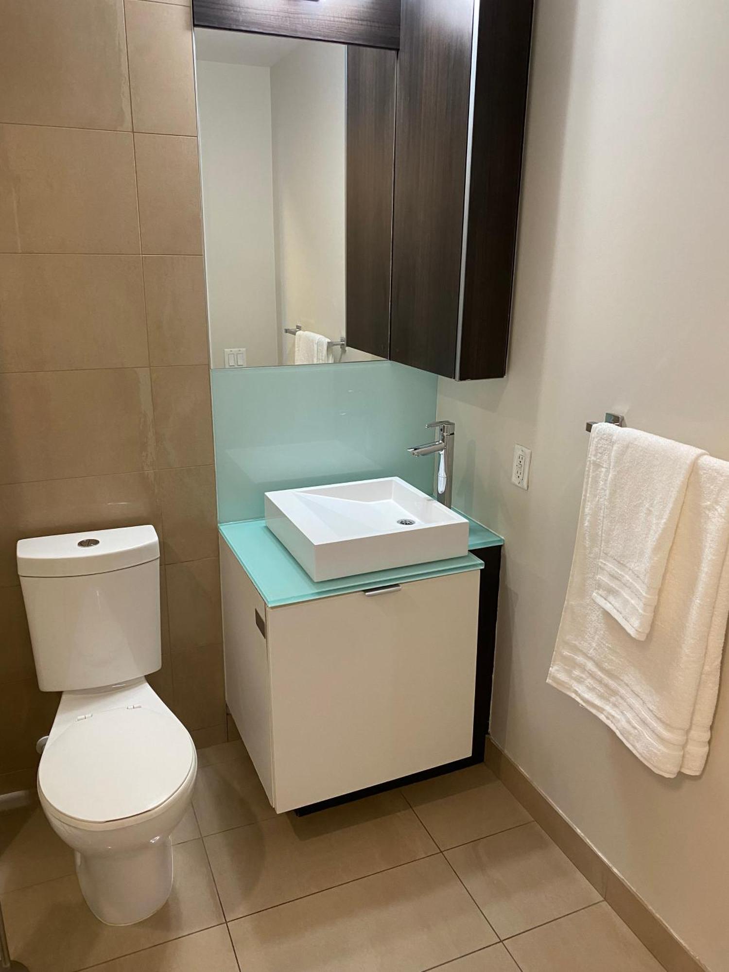 Central Toronto Suite - Free Parking, City Views, Near Cn Tower المظهر الخارجي الصورة
