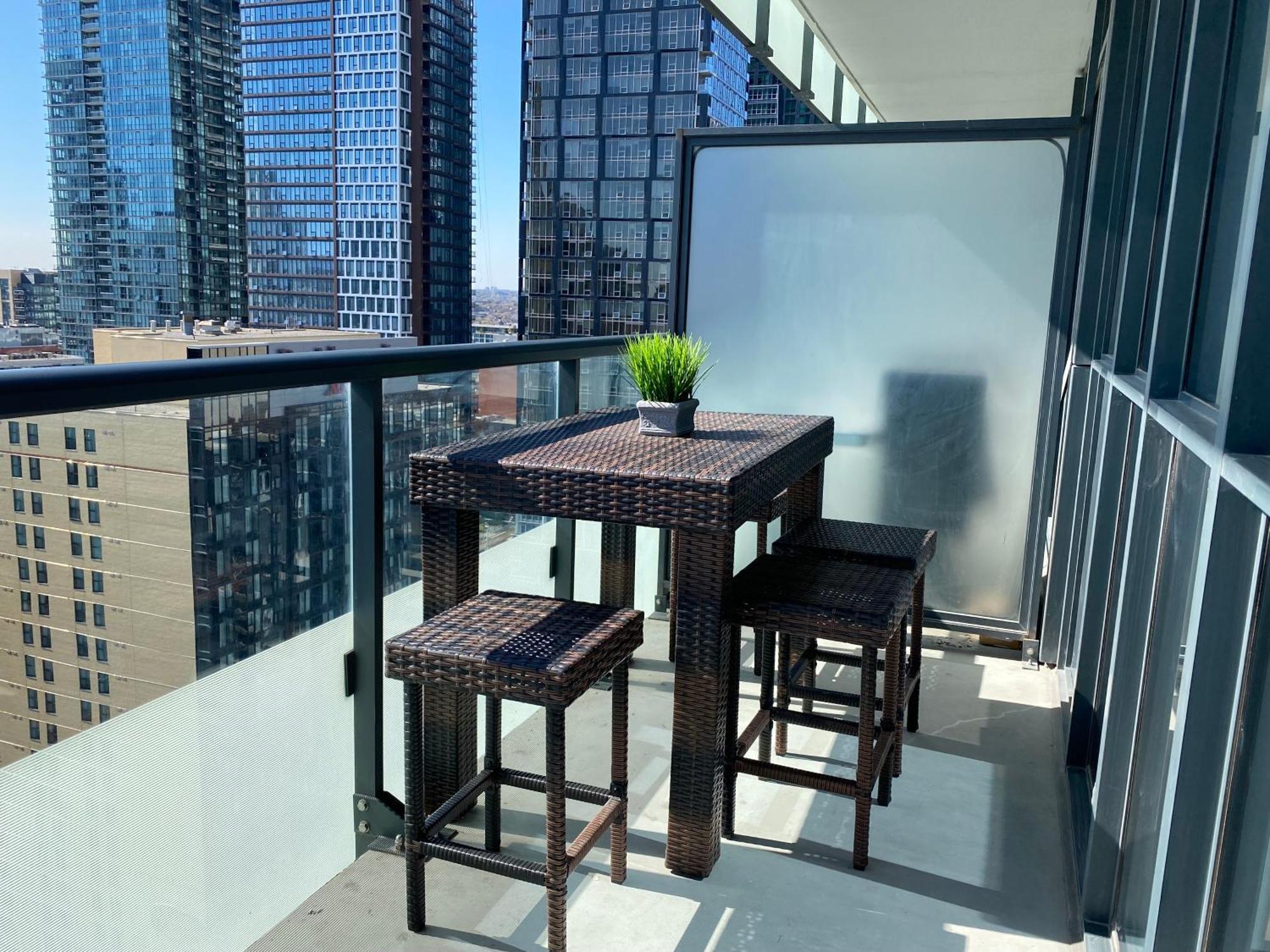 Central Toronto Suite - Free Parking, City Views, Near Cn Tower المظهر الخارجي الصورة