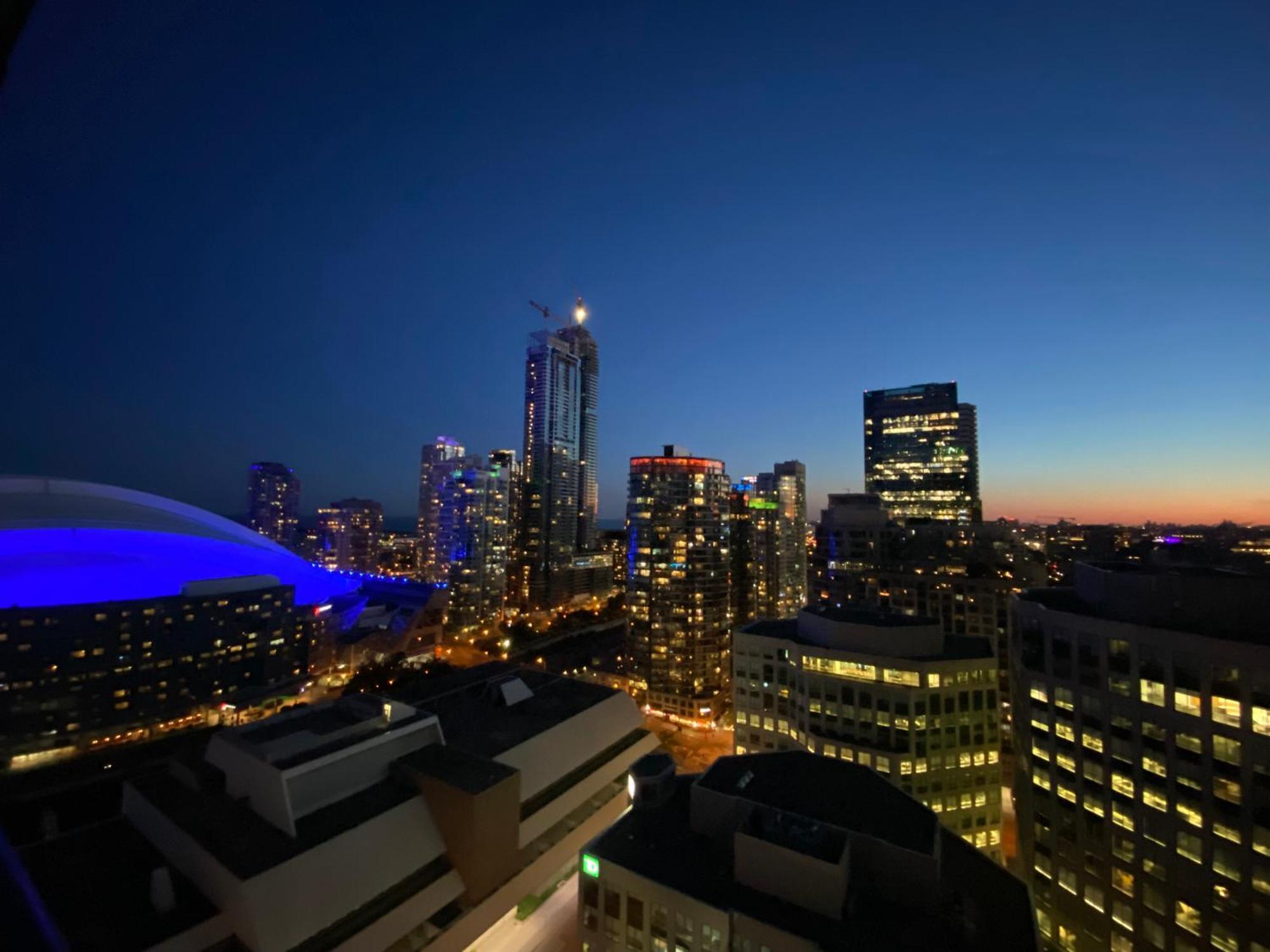 Central Toronto Suite - Free Parking, City Views, Near Cn Tower المظهر الخارجي الصورة