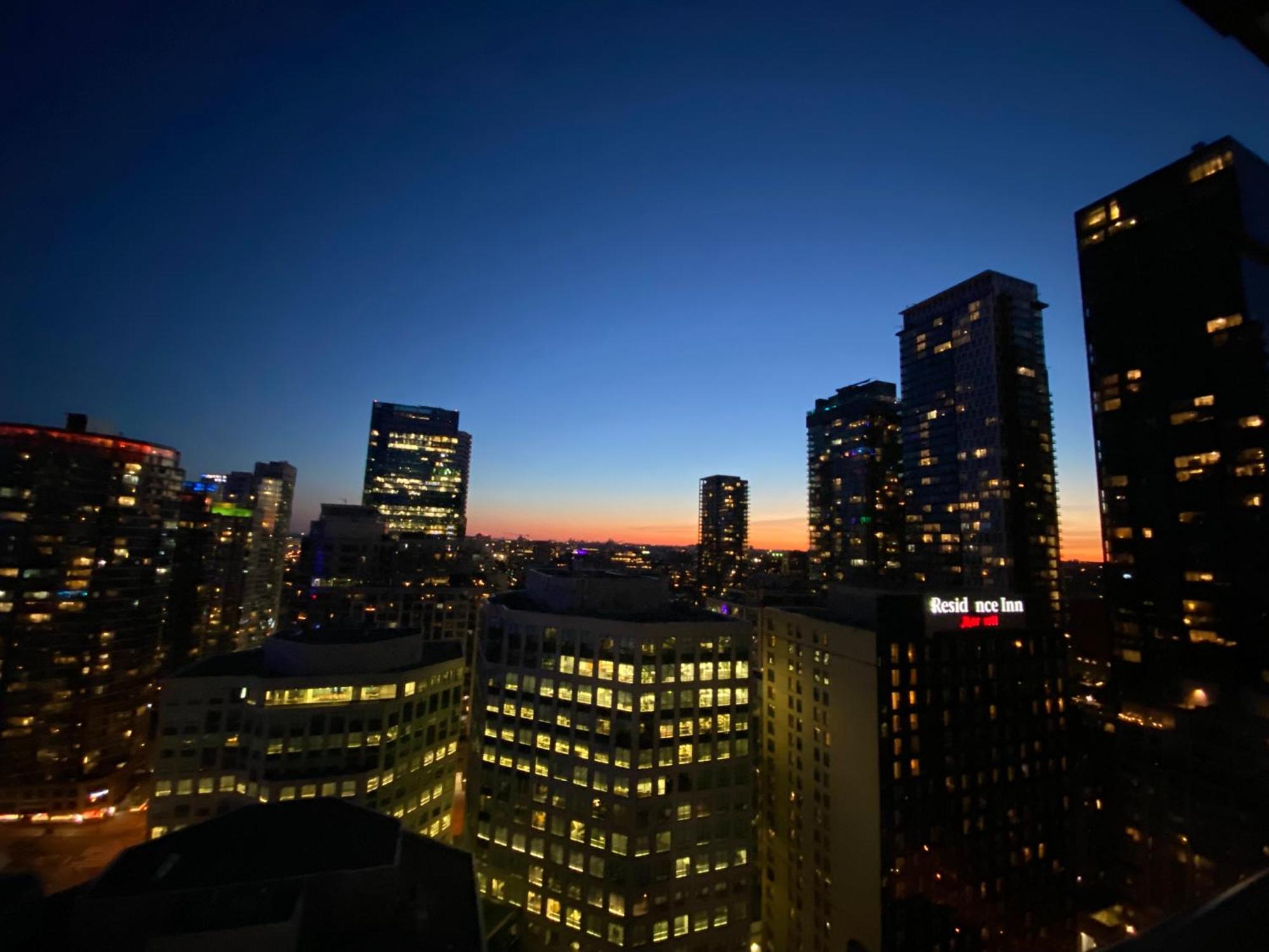 Central Toronto Suite - Free Parking, City Views, Near Cn Tower المظهر الخارجي الصورة