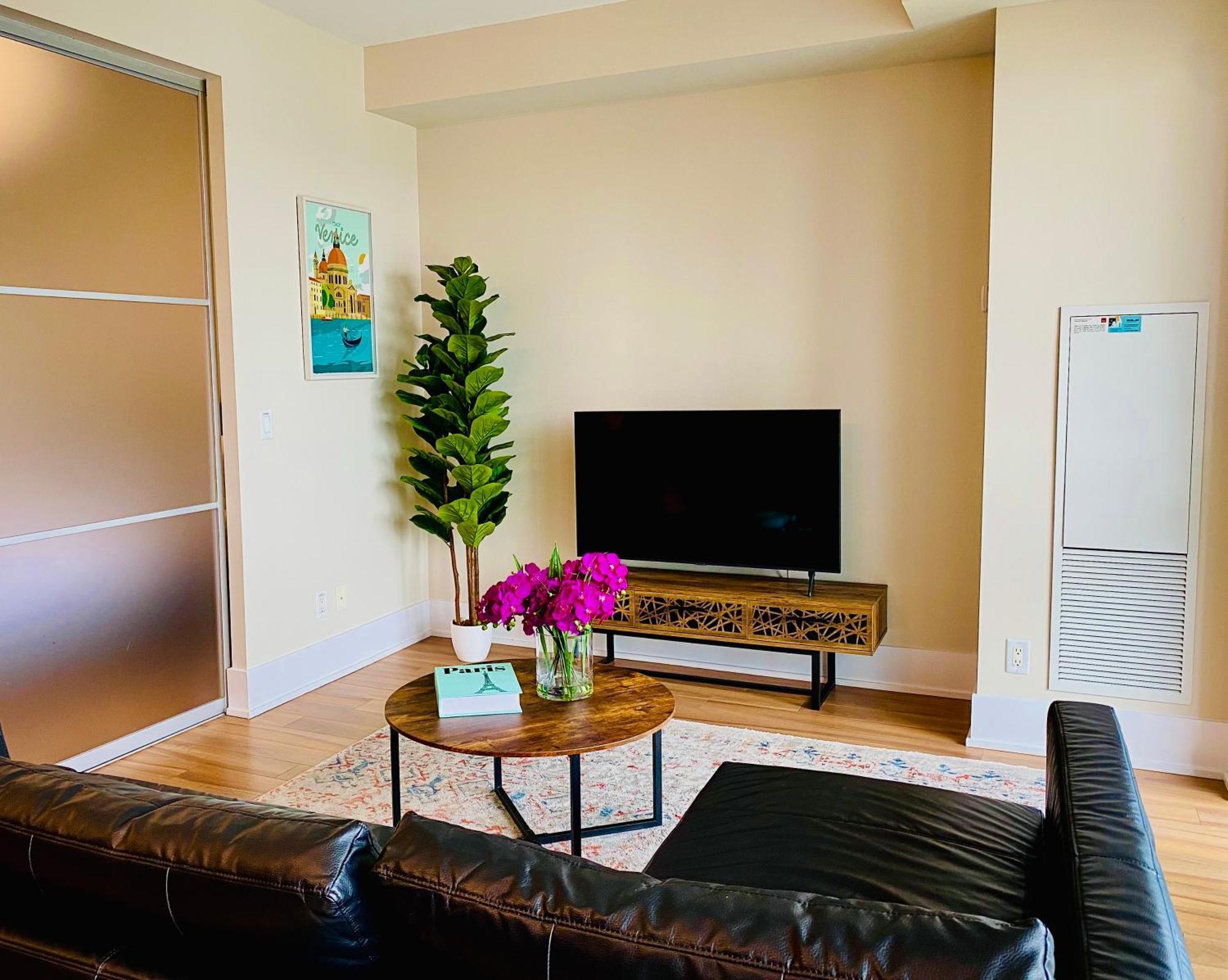 Central Toronto Suite - Free Parking, City Views, Near Cn Tower المظهر الخارجي الصورة