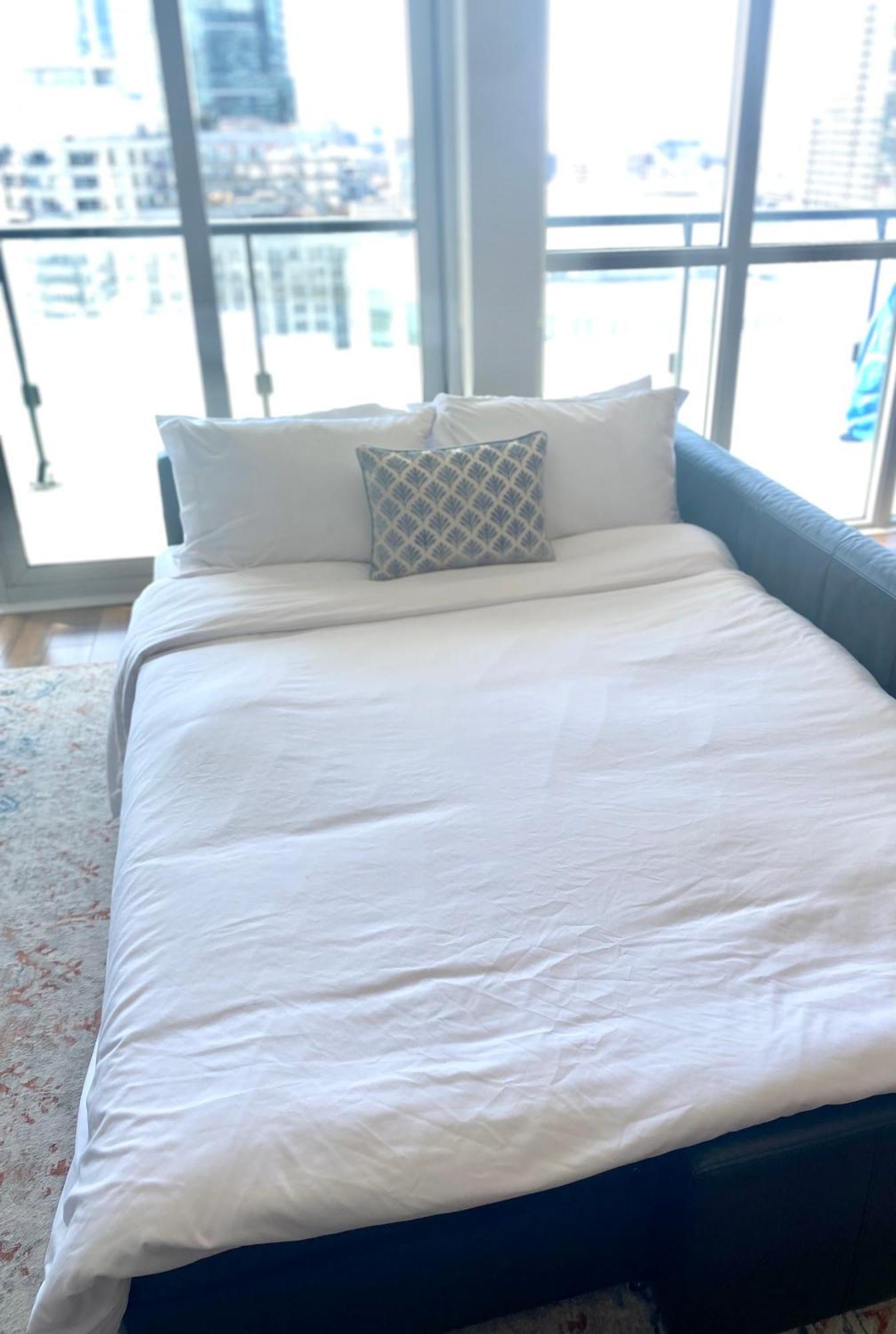 Central Toronto Suite - Free Parking, City Views, Near Cn Tower المظهر الخارجي الصورة